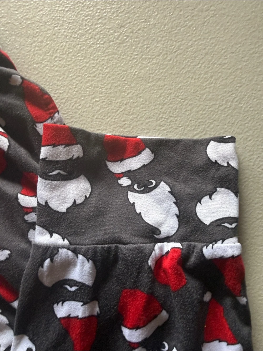 Santa's Treasures Men's Santa Print Lounge Shorts - Gray & Red size M